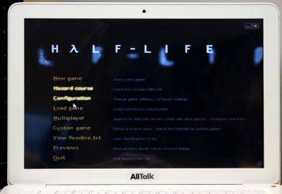 Энтузиаст установил Windows XP Tablet PC Edition 2005 на старый MacBook с сенсорным экраном и запустил там Half-Life