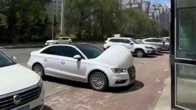 Автомобили в Китае якобы начали надуваться из-за сильной жары: смешные фото