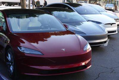 NHTSA начинает расследование в отношении функций удаленной парковки Tesla