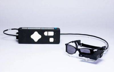 Слепые пациенты смогли читать благодаря умным очкам