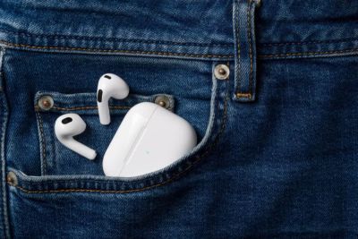 Странный метод использования AirPods расколол соцсети: в чем суть - cursorinfo.co.il